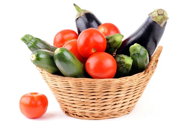 Surtido Verduras Una Canasta Mimbre Cerca Sobre Fondo Blanco — Foto de Stock