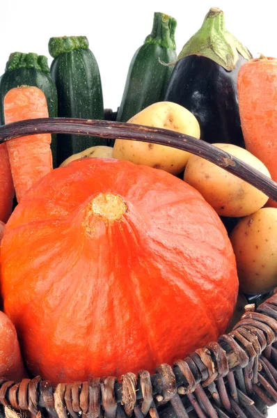 Surtido Verduras Una Canasta Mimbre Cerca Sobre Fondo Blanco — Foto de Stock