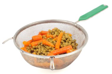 Beyaz arka planda bezelye ve havuç soğutucusu