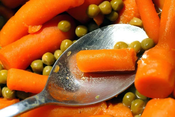 Guisantes Zanahorias Primer Plano Con Cuchara —  Fotos de Stock