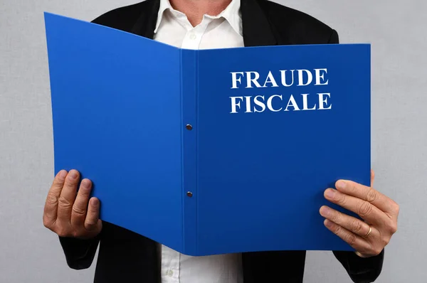 Homem Segurando Arquivo Fraude Fiscal Mão — Fotografia de Stock