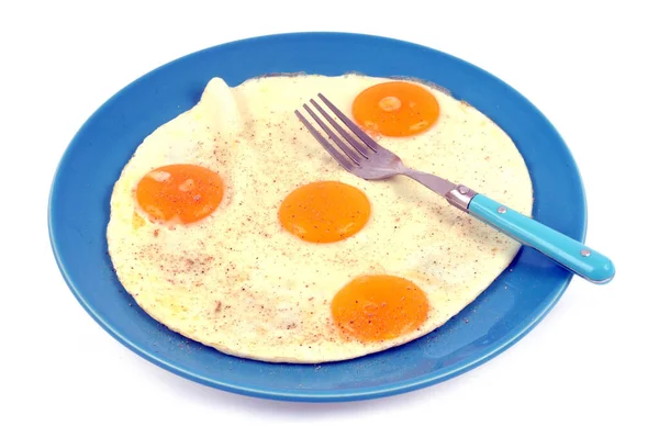 Beyaz Arka Planda Yakın Planda Servis Edilen Sahanda Yumurta — Stok fotoğraf