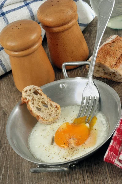 Masada Kızarmış Yumurta Ekmek — Stok fotoğraf