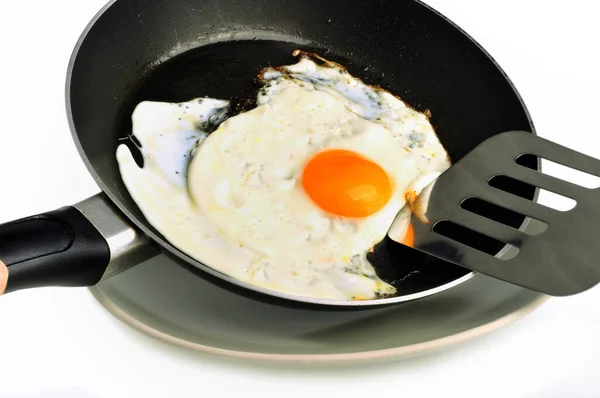 Jajko Smażone Gotowane Patelni Bliska Białym Tle — Zdjęcie stockowe
