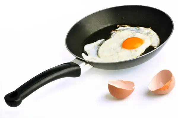 Tavada Pişmiş Yumurta Beyaz Arka Planda Yakın Plan — Stok fotoğraf