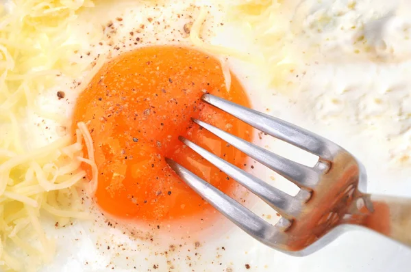 Rendelenmiş Peynirli Çatallı Yumurta — Stok fotoğraf