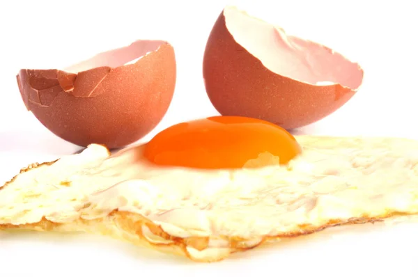 带有蛋壳的煎蛋 背景为白色 — 图库照片