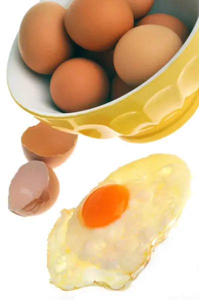 Beyaz Arka Planda Bir Kase Taze Yumurtalı Sahanda Yumurta — Stok fotoğraf