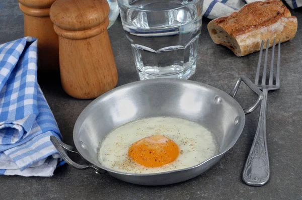 Masada Kızarmış Yumurta Ekmek — Stok fotoğraf