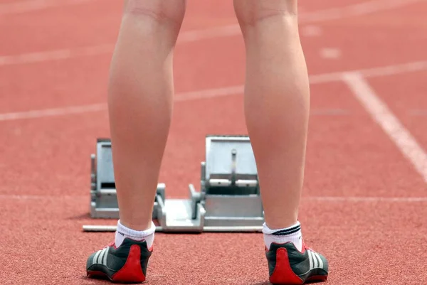 Donna Davanti Blocchi Partenza Alla Partenza Una Gara Atletica — Foto Stock