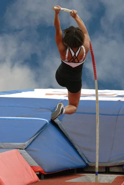 Voûte Perche Féminine Dans Une Compétition Athlétisme — Photo