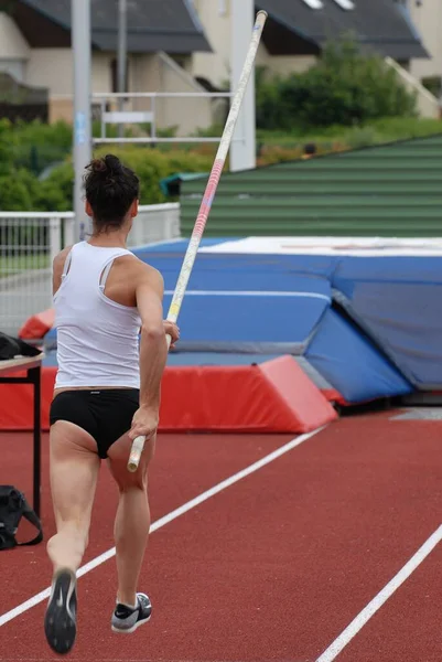 Saltador Pólo Feminino Uma Competição Atletismo — Fotografia de Stock