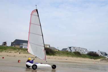 Brittany 'de Ploemeur sahilinde kum yatı.