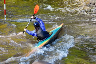 Morbihan 'daki Lochrist beyaz su parkında kanocu. 