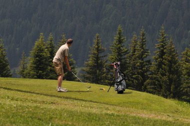 Fransız Alplerinde bir dağ pistinde golfçü.