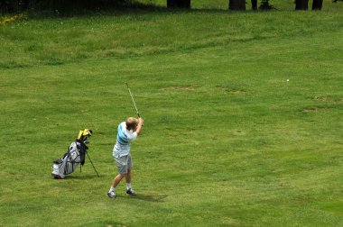 Fransız Alplerinde bir dağ pistinde golfçü. 