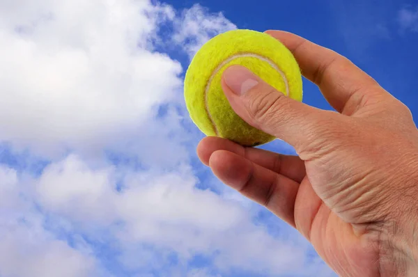 Mão Segurando Bola Tênis Perto Céu Nublado Fundo — Fotografia de Stock