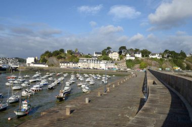Brittany 'de deniz alçalınca Binic limanı