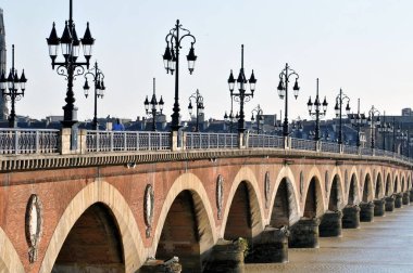 Bordeaux 'daki Garonne' dan geçen taş köprü.