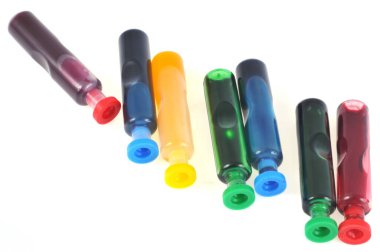 Beyaz arka planda gıda boyama tüpleri