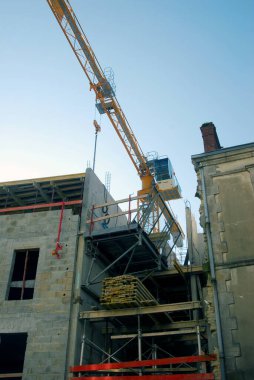 Crane, Vannes, Brittany 'de bir inşaat alanında.