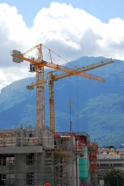 Crane, Grenoble, Isere 'de bir inşaat alanında.