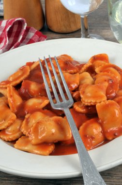 Mantı tabağı ve çatal yakın plan.