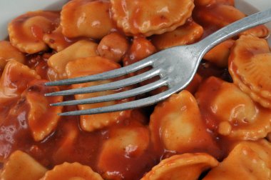 Mantı tabağı ve çatal yakın plan.