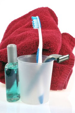 Beyaz arkaplanda yakın çekim tuvalet malzemeleri 