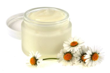 Beyaz arkaplana yakın plan papatya çayı kavanozu. 