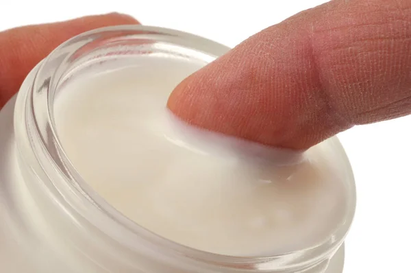 Een Vinger Leggen Een Potje Moisturizer Close Een Witte Achtergrond — Stockfoto