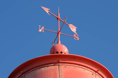 Bir deniz fenerinde rüzgar gülü