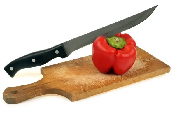 Czerwona Papryka Desce Krojenia Nożem Zbliżenie Białym Tle — Zdjęcie stockowe