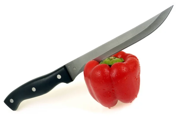 Poivron Rouge Avec Couteau Gros Plan Sur Fond Blanc — Foto de Stock