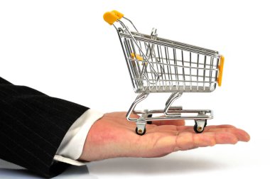 Bir elinde süpermarket arabası, beyaz arka plana yakın.