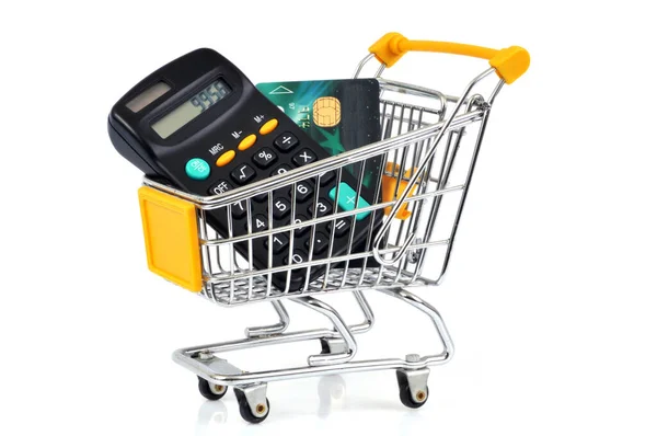 白色背景的超级市场购物车中的计算器和信用卡 — 图库照片