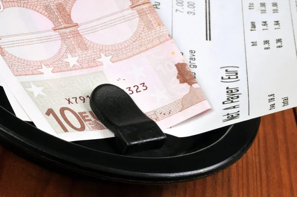 Ek olarak yakın plan ayarlanmış plastik bardak.