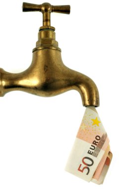 50 Euro 'luk banknot beyaz arka plandaki musluktan geliyor. 