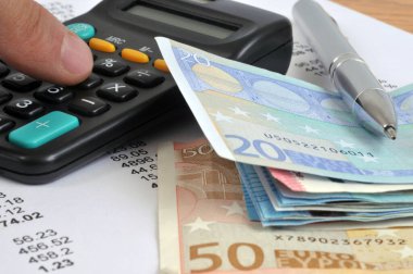 Banknotlar üzerindeki hesap makinesi beyaz arka gruplamayı kapat