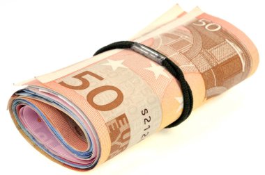 Beyaz arka planda bir deste yuvarlanmış euro banknotları