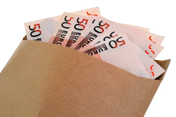 Beyaz arkaplan üzerine Kraft kağıt zarf 50 euro banknot 