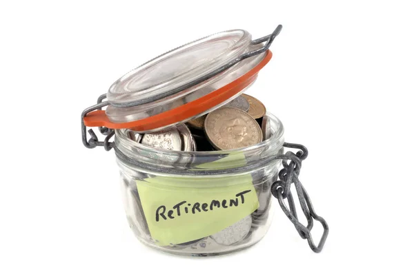 白い背景にコインクローズアップの瓶で退職のための貯蓄の概念 — ストック写真