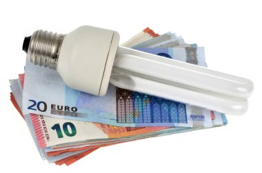 Düşük tüketim ampulü ile enerji harcama kavramı beyaz arka planda bir tomar avro banknotunda 