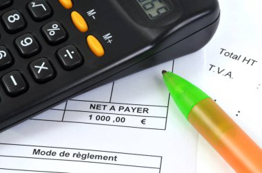 Hesap makineli fatura beyaz arkaplanda yakın plan 