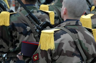 Bir tören sırasında arkadan gelen Fransız askeri.
