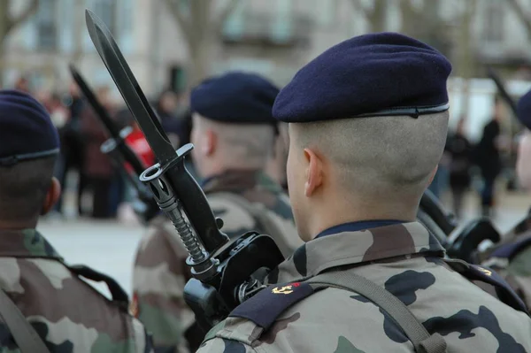 在一个仪式上 法国士兵从后面站了起来 — 图库照片