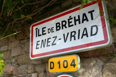 Brehat adasının girişini imzalayın. Fransızca ve Bretonca yazılmış. 