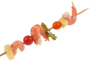 Beyaz arka planda karides, sebze ve peynir şişleri 