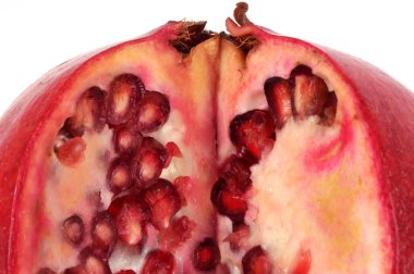 Beyaz arkaplanda nar kesiği 