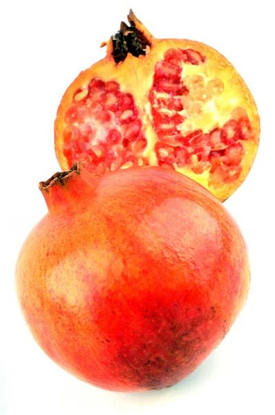 Ganze Granatäpfel Und Geschnittener Granatapfel Nahaufnahme Auf Weißem Hintergrund — Stockfoto